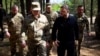 Президент України Володимир Зеленський і головнокомандувач ЗСУ Олександр Сирський (ліворуч) на Дніпропетровщині під час поїздки на Олександрівський напрямок, 8 травня 2026 року 