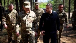 Президент України Володимир Зеленський і головнокомандувач ЗСУ Олександр Сирський (ліворуч) на Дніпропетровщині під час поїздки на Олександрівський напрямок, 8 травня 2026 року 