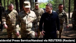 Volodimir Zelenski și generalul Oleksandr Sîrski vizitează pozițiile trupelor ucrainene de lângă Oleksandrivka, regiunea Dnipropetrovsk, 8 mai 2026