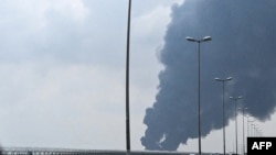 Fumul se ridică din zona Aeroportului Internațional din Kuweit după ce, potrivit unor informații, un atac cu drone a lovit un depozit de combustibil pe 25 martie 2026.