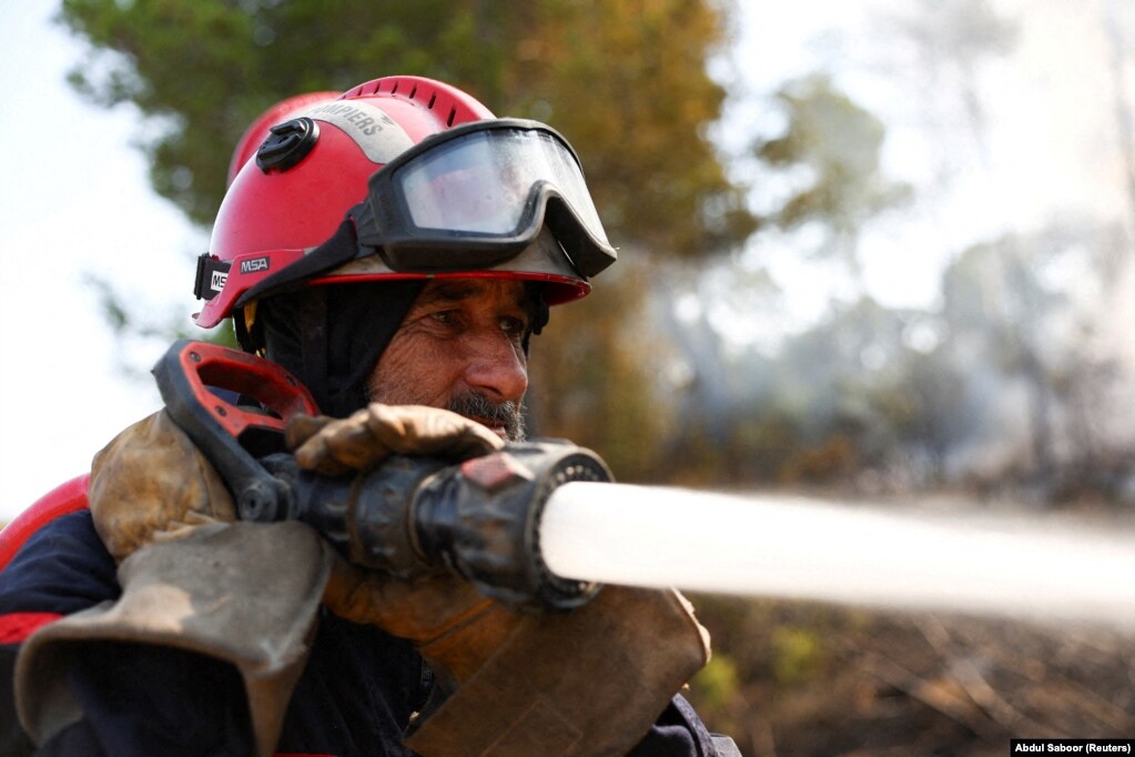 Një zjarrfikës duke u angazhuar për shuarjen e një zjarri në jug të Francës, më 7 gusht.