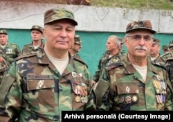 Mihail Pîsla (dreapta) în uniformă militară, alături colegul său, colonelul în rezervă Vladimir Mihai, la comemorarea războiului de pe Nistru din 2024. Ambii au fost șefi de Serviciu Medical. Mihail Pîsla - pe capul de pod Coșnița, iar Vladimir Mihai - pe capul de pod Cocieri.