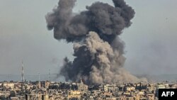 Tym i zi mbi ndërtesat në jug të Rripit të Gazës gjatë sulmeve ajrore izraelite, 16 dhjetor 2023.