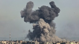 دود ناشی از بمباران خان یونس در جنوب نوار غزه، شنبه ۲۵ آذر
