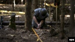 Ilustrim - Një pjesëtar i FSK-së duke deminuar vijën kufitare në Kosharë