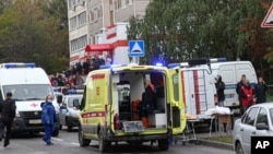 Policija i ekipe hitne pomoći na mjestu napada u Iževsku, 26. septembar 2022.