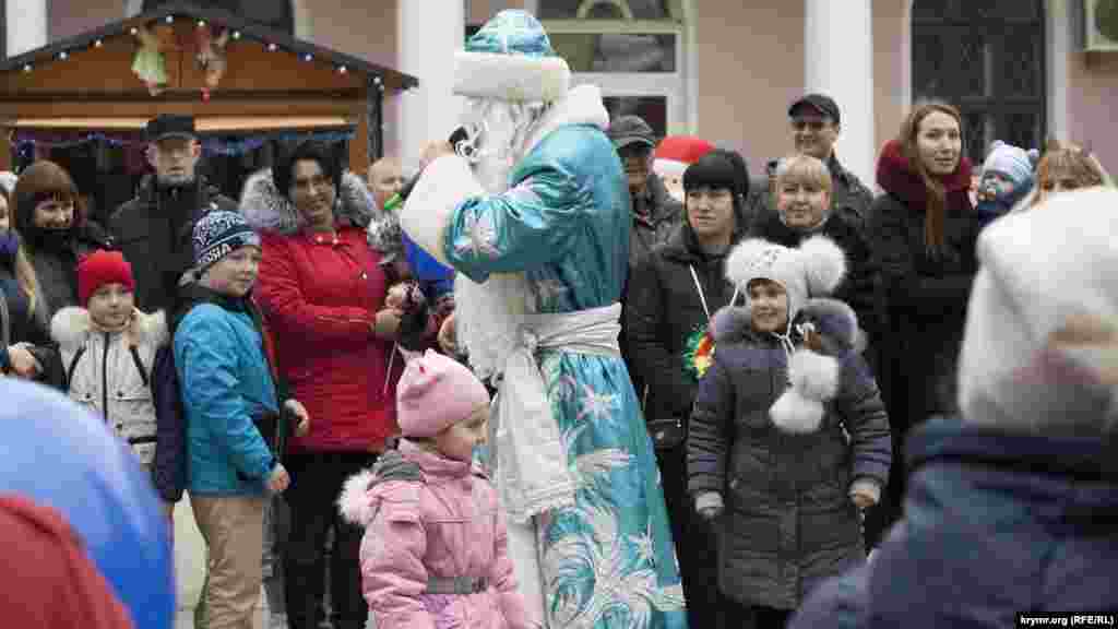 Ведучий у костюмі Діда Мороза грає з дітьми