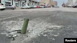 Ostatak granate zabijen u ulicu u ruskom gradu Belgorou, 17. mart 2024. 