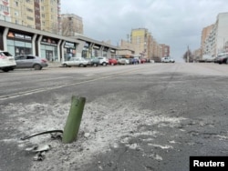 Rămășițele unei muniții pe o stradă din Belgorod în urma unui bombardament, ceea ce autoritățile locale au numit o lovitură militară ucraineană, 17 martie 2024.