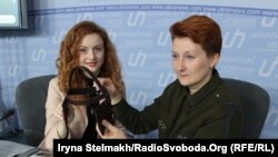 Співробітниці Коаліції з протидії дискримінації Марина Говорухіна та Ірина Текучова показують шори - нагороду премії Головних дискримінаторів країни, Київ, 16 листопада 2015 року