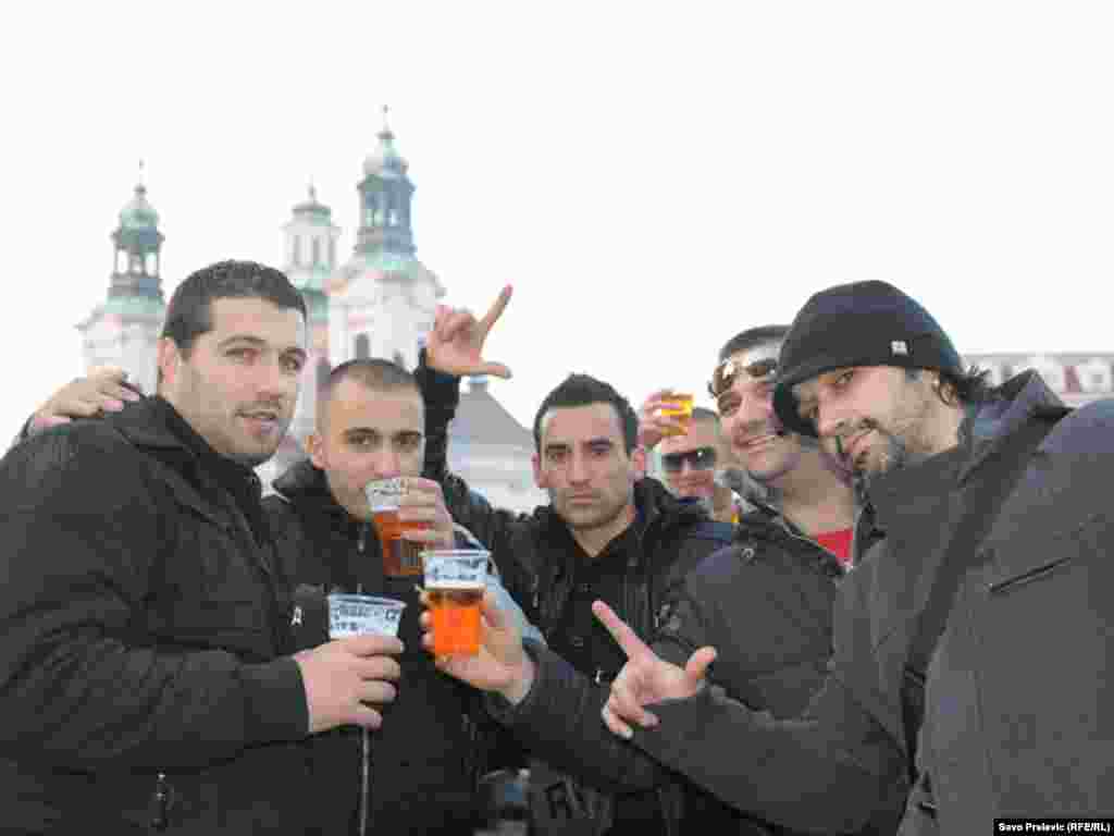 Crnogorski navijači danas u Pragu, 11.11.2011. Foto: RSE / Savo Prelević