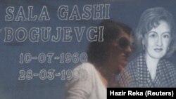 Saranda Bogujevci – e mbijetuara e masakrës në Podujevë – duke kaluar pranë varrit të nënës së saj. 31 korrik, 2017 