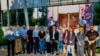 Deputetët e Partisë Demokratike të Kosovës qëndrojnë para dyerve të ndërtesës së Qeverisë në Prishtinë, më 13 gusht, mes kërkesave ndaj Lëvizjes Vetëvendosje për thirrje të seancës për konstituim të Kuvendit.