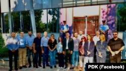 Deputetët e Partisë Demokratike të Kosovës qëndrojnë para dyerve të ndërtesës së Qeverisë në Prishtinë, më 13 gusht, mes kërkesave ndaj Lëvizjes Vetëvendosje për thirrje të seancës për konstituim të Kuvendit.