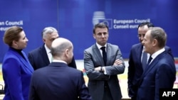 Tagállami vezetők egymás között Brüsszelben 2024 márciusában. Hogyan akadályozzák meg Európa hanyatlását?