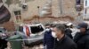 Andrej Plenkovic horvát miniszterelnök a megsemmisült épületeket és autókat nézi Zágrábban a 2020. március 22-i földrengés után