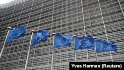 Flamuj të BE-së të vendosur jashtë ndërtesës së Komisionit Evropian në Bruksel. 