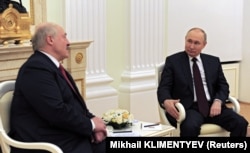 Олекандр Лукашенко (л) та Володимир Путін (п) на зустрічі в Москві, 22 квітня 2021 року