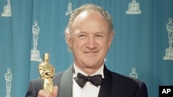 Gene Hackman acceptând un premiu Oscar pentru cel mai bun rol secundar, în 1993.