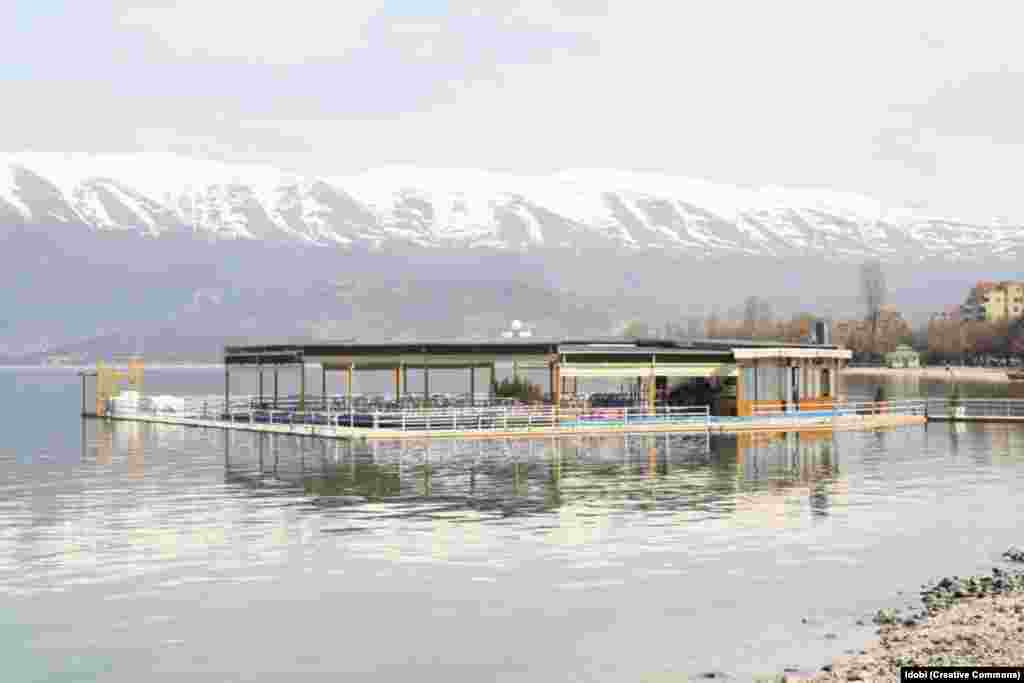 Një restorant lundrues në pjesën shqiptare të Liqenit të Ohrit. UNESCO-ja ka denoncuar ndotjen, &quot;ndërtimet e shumta të pakontrolluara urbane&quot; nëpërmjet projekteve ilegale ndërtimore, dhe &quot;keqpërdorimin e zonave bregore&quot;.