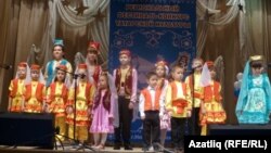 Новосибирскиның “Мирас” балалар вокал ансамбле чыгыш ясый