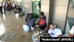 Пассажиры в ожидании решения авиавластей. Международный аэропорт Душанбе, 26 мая 2021 года
