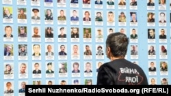 Стіна пам’яті героїв на Михайлівській площі у Києві