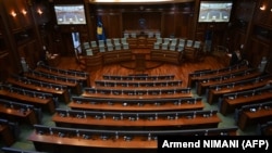 Që nga 15 prilli, përbërja e re parlamentare e Kosovës nuk ka mundur që të konstituohet. 