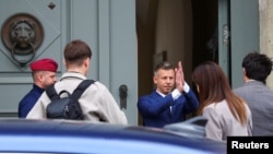 Peter Mađar izlazi iz Šandor palate u Budimpešti gde se susreo sa predsednikom Mađarske Tomašem Šuljokom 15. aprila 2026. godine. Bio je to sastanak nakon zbore pobede koju je ostvario politički blok predvođen sa Mađarem.