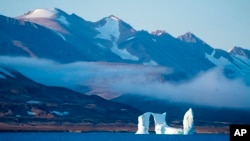 Santa leda pluta najdužim i najdubljim fjordom na svijetu Scoresby Sunda na Greenlandu, 12. septembra 2023.