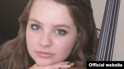 Tînăra violoncelistă Laura van der Hejden