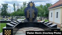 Na katoličkom groblju u Modranu kod Dervente, na sjeveru Bosne i Hercegovine, spomenik u obliku slova "U" i s hrvatskom šahovnicom.