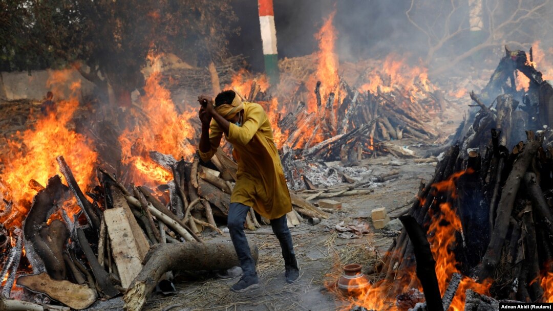 India continuă confruntarea cu al doilea val de COVID-19, atingând cote record de cazuri și decese.