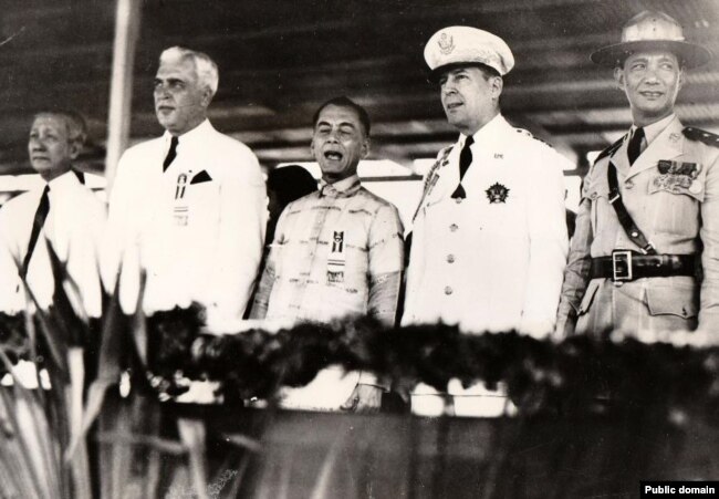 Слева направо: вице-президент Филиппин Серхио Осменья, верховный комиссар США Пол Макнатт, президент Филиппин Мавнуэль Кесон, военный советник США на Филиппинах Дуглас Макартур и начальник генерального штаба филиппинской армии генерал Паулино Сантос. 1935 год.