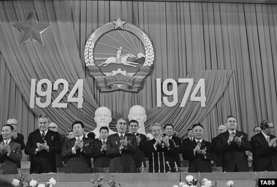 Udhëheqësi sovjetik, Leonid Brezhnev (në mes nga e majta) shënon 50-vjetorin e Republikës Popullore të Mongolisë, së bashku me udhëheqësin komunist të Mongolisë, Yumjaagiin Tsedenbal (në mes nga e djathta) në Ulan Bator, më 1 nëntor të vitit 1974.
