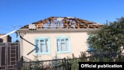 Шамал чатырын учуруп кеткен үй.