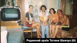Татьяна Шевчук с мужем и тремя детьми в общежитии. Через несколько лет она получит ключи от квартиры из рук президента Украины Виктора Ющенко