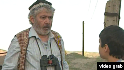 Убайдуллои Раҷаб дар иҷрои нақши Бобои Ғаффор. Акс аз филми "Муҷассамаи ишқ"