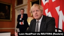 Еуропа одағымен Брекзит бойынша сауда келісіміне қол қойып отырған Ұлыбритания премьер-министрі Борис Джонсон. Лондон, 30 желтоқсан, 2020 жыл. 