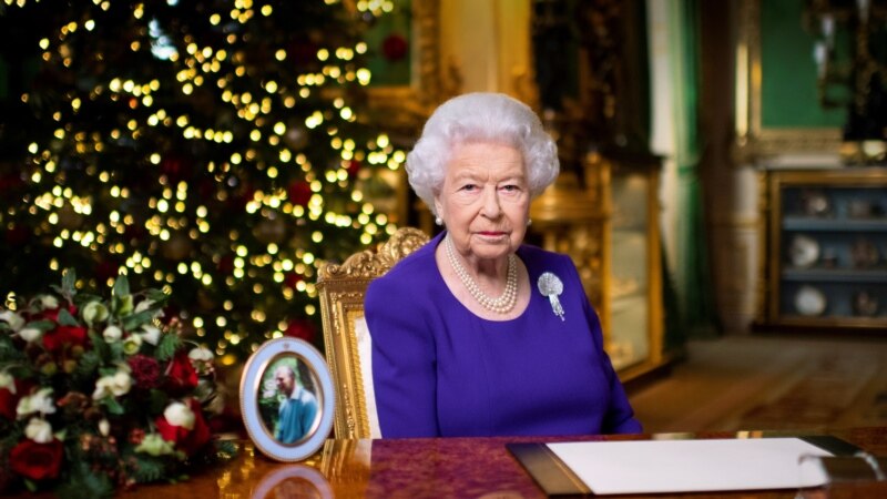 Британия: врачи рекомендовали королеве Елизавете отказаться от вечернего коктейля
