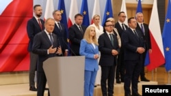 Premierul Donald Tusk a anunțat o remaniere guvernamentală, după ce a obținut un vot de încredere în parlament, cerut după victoria lui Karol Nawrocki în alegeri.