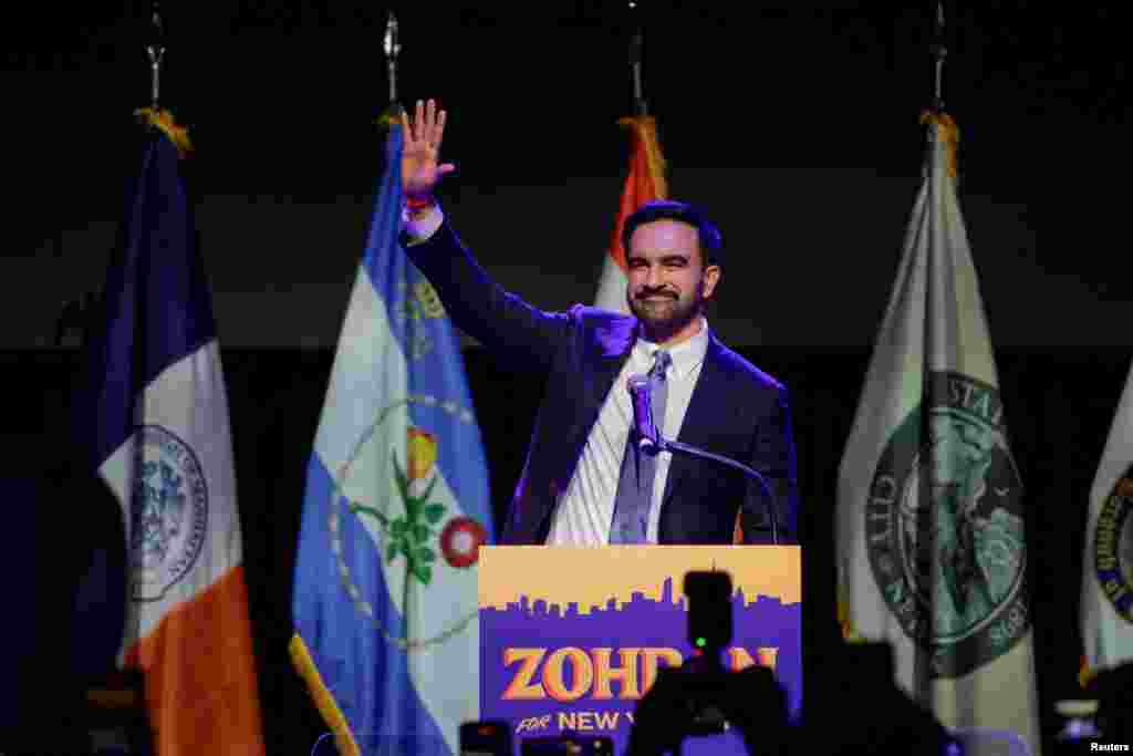 Кандидат от Демократической партии на пост мэра Нью-Йорка Зохран Мамдани машет своим сторонникам после победы на выборах, Нью-Йорк, США, 4 ноября 2025 года. REUTERS/Jeenah Moon