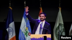 Загран Мамдані вітае сваіх прыхільнікаў у Нью-Ёрку, 4 лістапада 2025 году