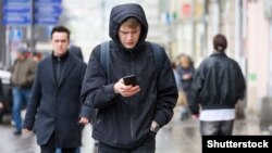 На улице со смартфоном. Иллюстративное фото