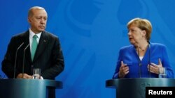 Presidenti i Turqisë, Recep Tayyip Erdogan dhe kancelarja gjermane, Angela Merkel. 