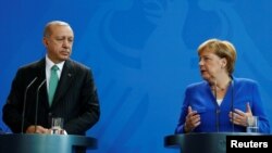 Kancelarja gjermane, Angela Merkel dhe presidenti turk, Recep Tayyip Erdogan, foto nga arkivi.