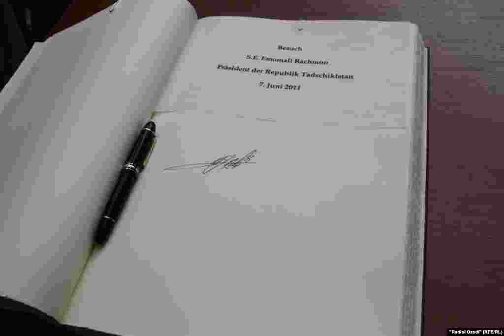 Имзои раисиҷумҳури Тоҷикистон Эмомалӣ Раҳмон дар китоби фахрии порлумони Австрия.
