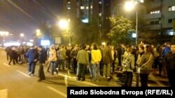 Протести пред Влада во Скопје за одговорност од надлежните по серијата смртни случаи во болницата и на улиците. 