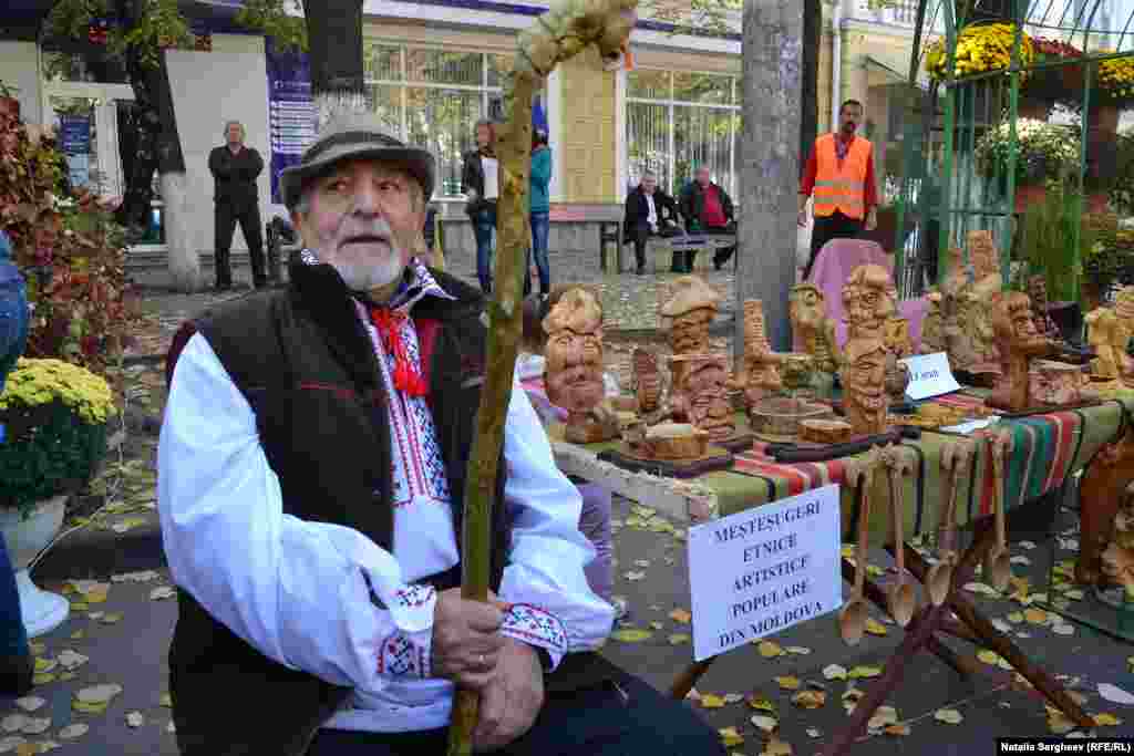 Un meşteşugar local îşi vinde lucrările la Hramul Chişinăului 