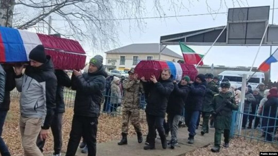 Татарстанда Украинадагы сугышта һәлак булучыларны күмү, архив фотосы